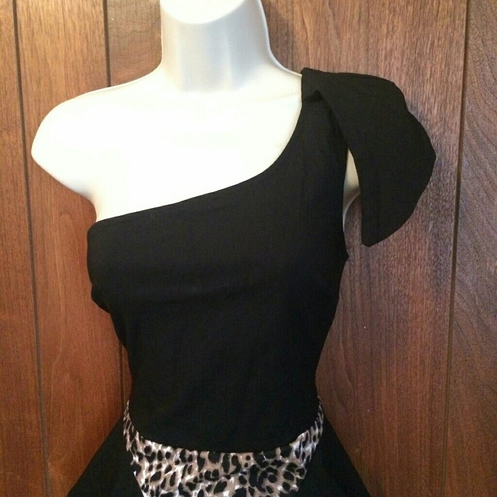 Asimetric one shoulder Dress black and Animal prin - Picture 2 of 4